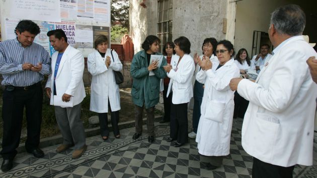 EN ESPERA. Médicos piden a las autoridades que reflexionen. (Heiner Aparicio)