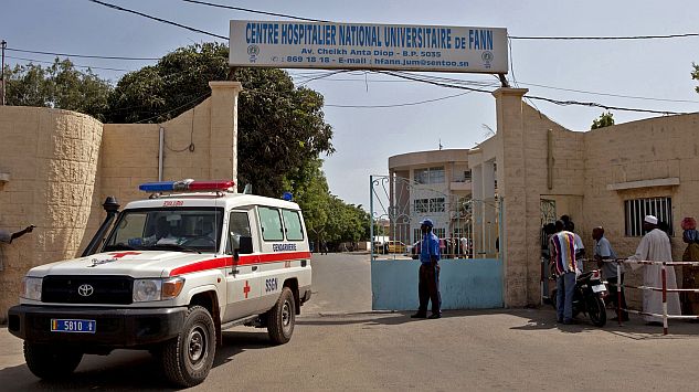 Joven fue puesto en cuarenta en un hospital de Dakar. (AP)