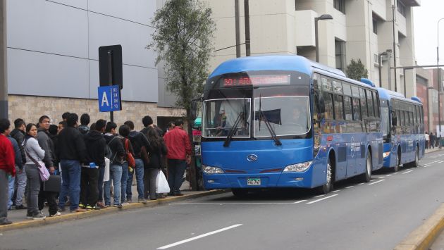 No hay suficientes buses para atender la demanda del público. (Rolando Ángeles/USI)