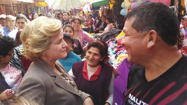 Pilar Nores saludó a comerciantes de San Juan de Lurigancho. (Facebook de Enrique Cornejo)