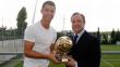 Cristiano Ronaldo obsequió réplica del Balón de Oro a Florentino Pérez
