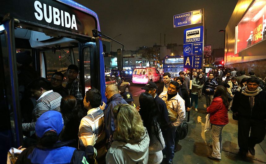 Colas para abordar los buses azules se apreciaron también en horas de la noche. (Andina)