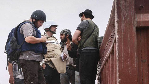 Steven Sotloff, de casco negro, durante una comisión en Libia.  (AFP)