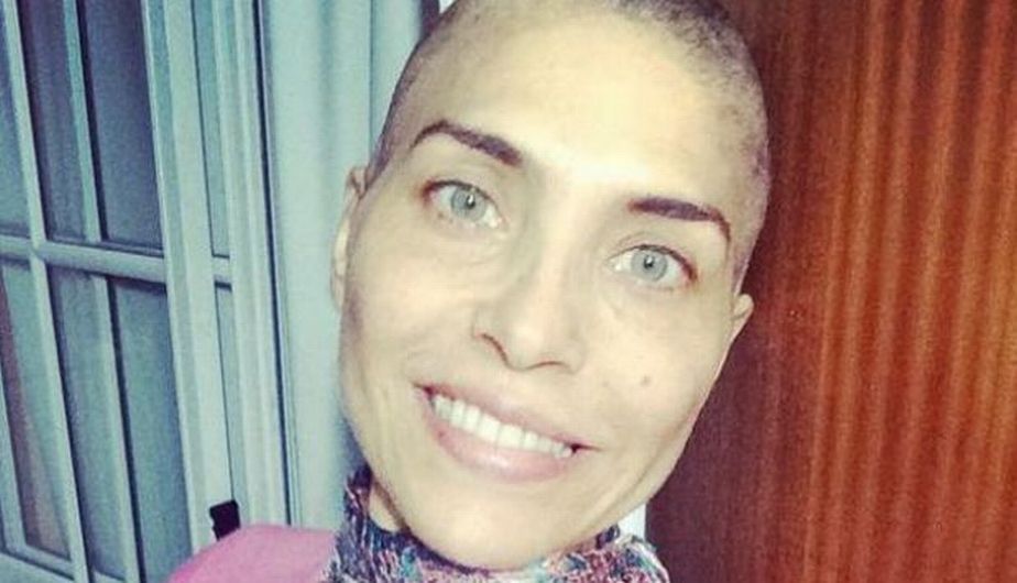 Lorena Meritano publicó en su cuenta de Twitter la primera foto en la que aparece con la cabeza rapada producto de su lucha contra el cáncer de mama que padece. (Twitter Lorena Meritano)