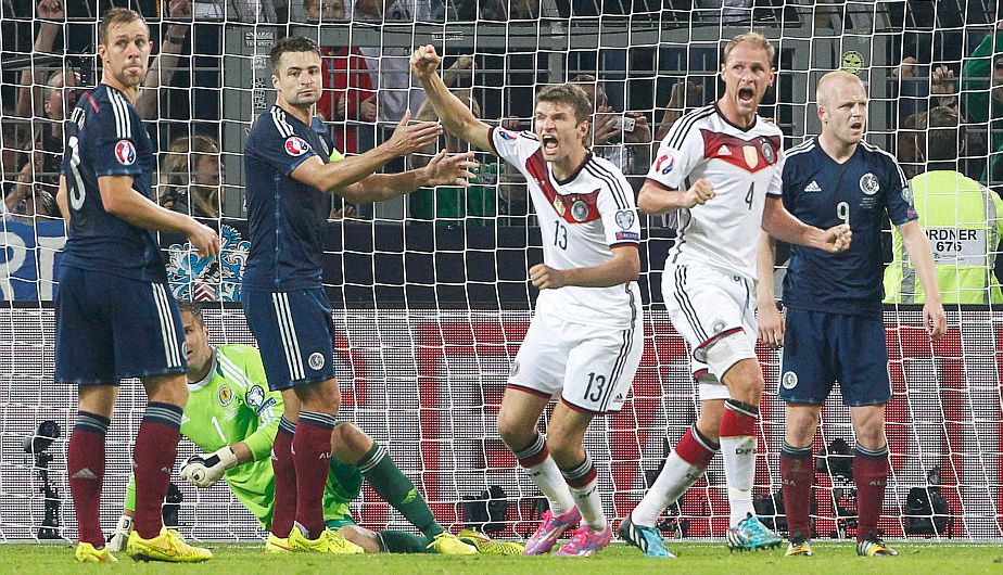 Alemania venció 2-1 a Escocia con un doblete de Thomas Müller. (EFE)