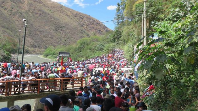 Manifestantes impiden el paso de vehículos. (Perú21)