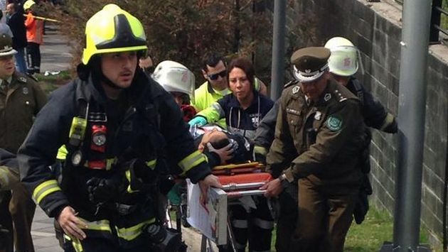 Una persona herida es atendida por los bomberos. (@Opiate_1984/CNN Chile)