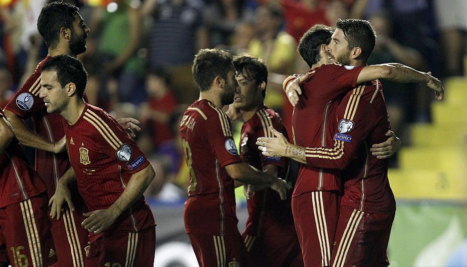 España debutó con buen pie en las eliminatorias a la Eurocopa 2016 tras aplastar 5-1 a Macedonia. (AP)