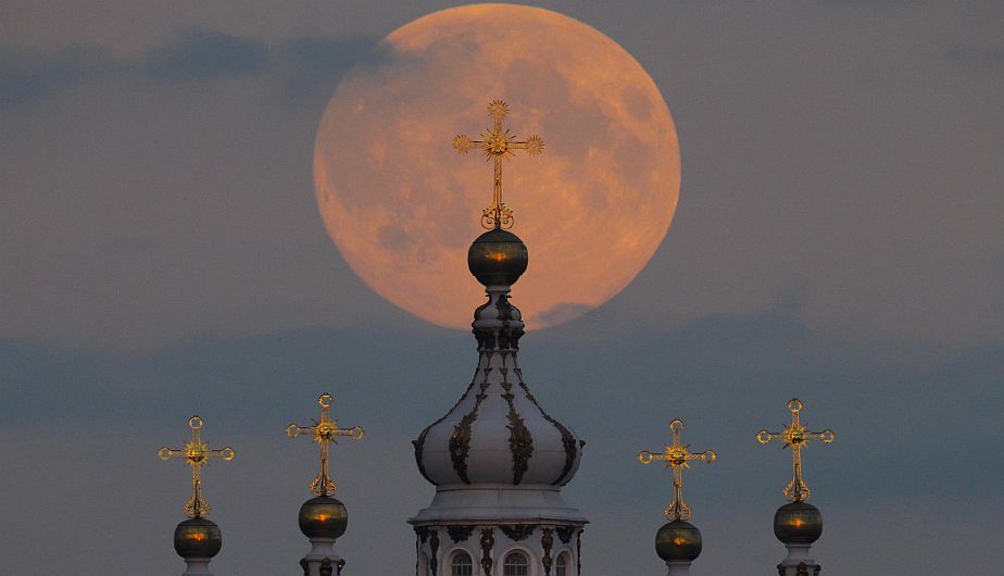 ‘Superluna’ en San Petersburgo, Rusia. (AP)