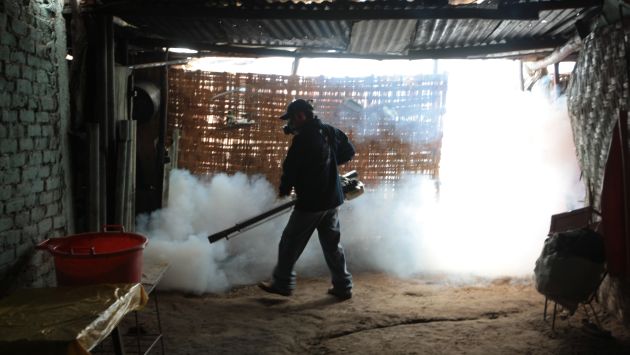 Fumigan casas para prevenir el dengue. (Fidel Carrillo)