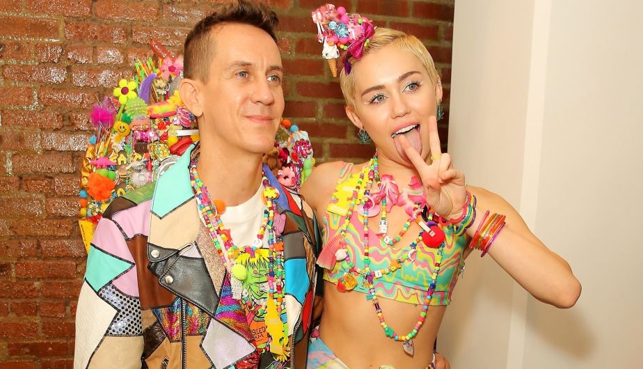 Miley Cyrus junto al diseñador Jeremy Scott.  (AFP)
