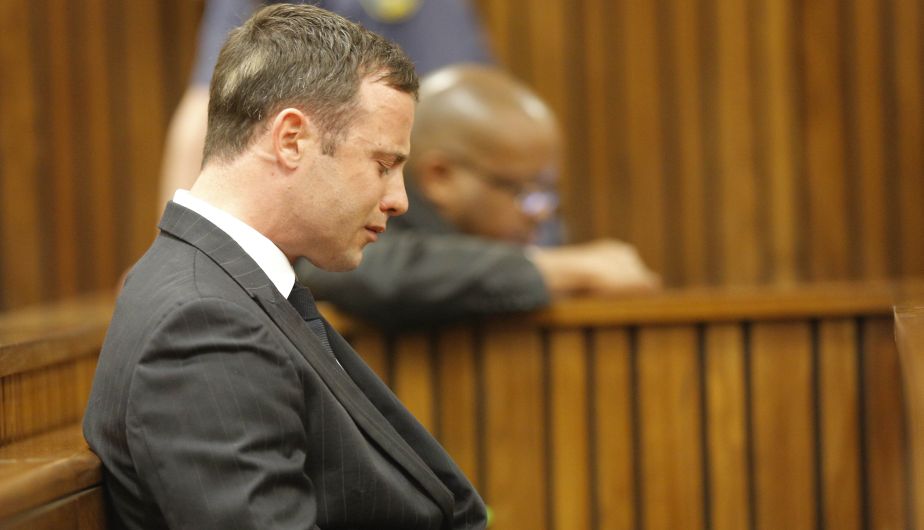 Oscar Pistorius lloró al escuchar una parte del veredicto. (AP)