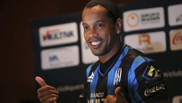 Ronaldinho jugará dos años con el club del fútbol azteca. (AP)
