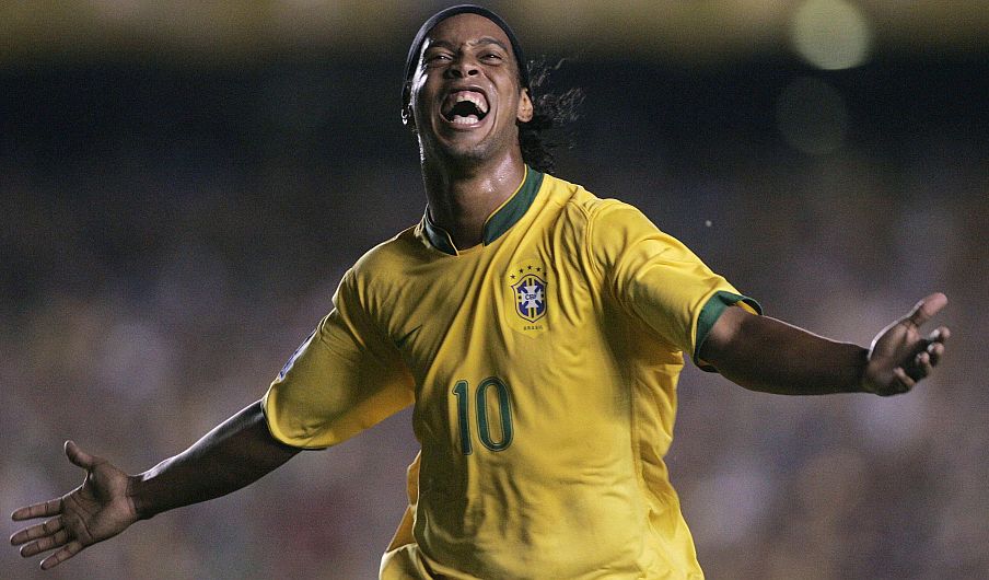 Ronaldinho es conocido por sus goles dentro y fuera de las canchas. (Reuters)