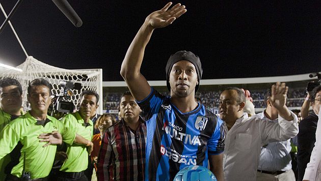 Investigarán por racismo a político mexicano que llamó “simio” a Ronaldinho. (Reuters)