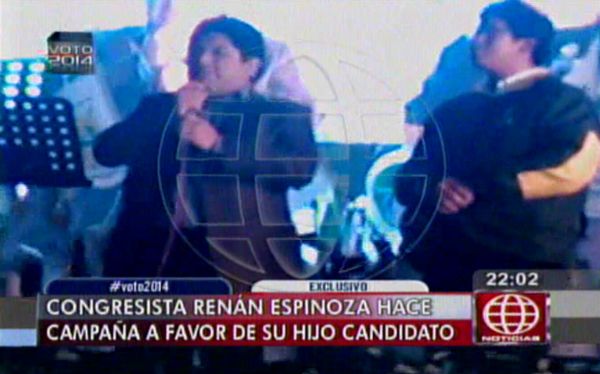 Congresista Rennán Espinoza hace campaña a favor de su hijo en Puente Piedra. (Canal 4)