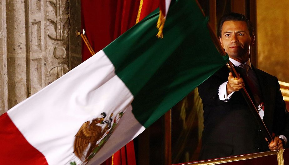 Peña Nieto salió al balcón del Palacio Nacional. (Reuters)