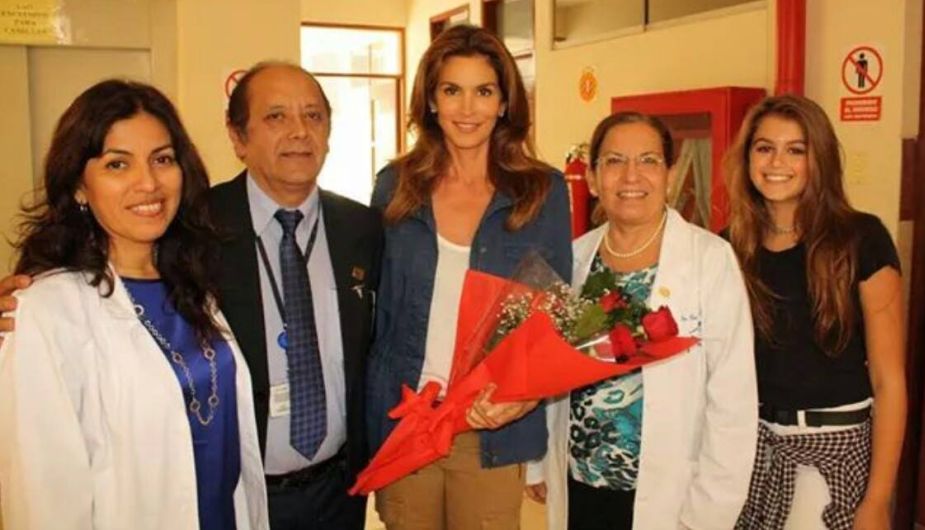 Cindy Crawford visitó el Instituto Regional Oftalmológico, en Trujillo. (Facebook)