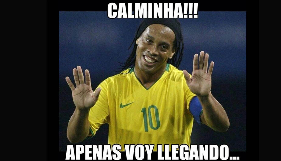 Ronaldinho falló un penal en su debut y fue víctima de los memes tras la derrota del Querétaro. (Memesdeportes.com)