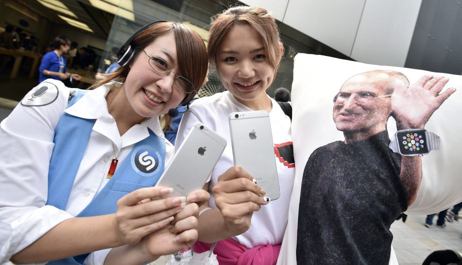 Compradoras del iPhone en Japón muestran sus smartphones.  (EFE)