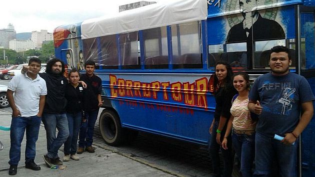 Bus que recorre Nuevo León para mostrar lugares emblemáticos de supuesta corrupción. (@Corruptour en Twitter)