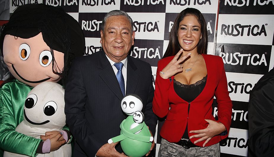 Tilsa Lozano posa junto al candidato de Siempre Unidos, Felipe Castillo. (Luis Gonzales)