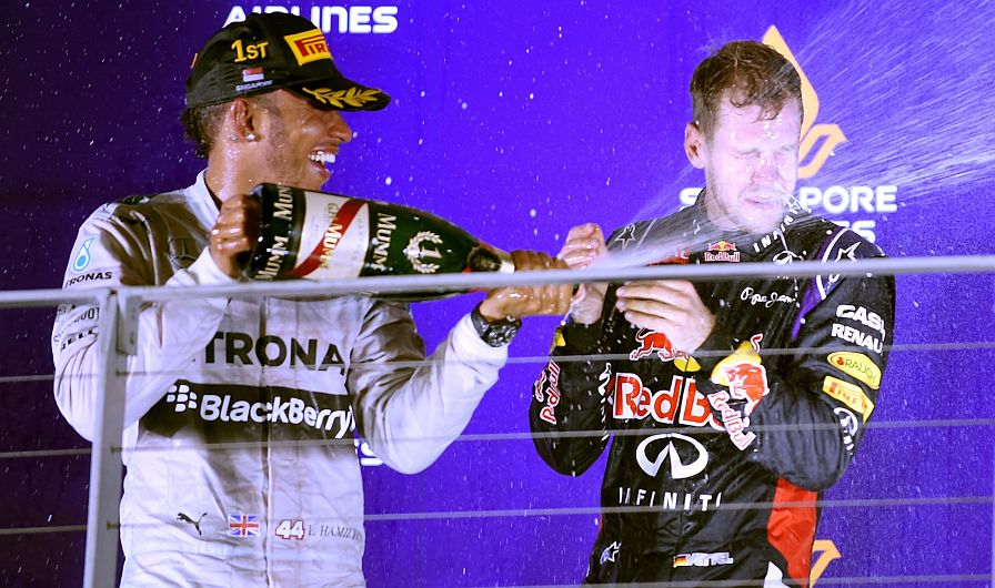 Lewis Hamilton bañó en champán a Sebastian Vettel, que quedó segundo. (AFP)