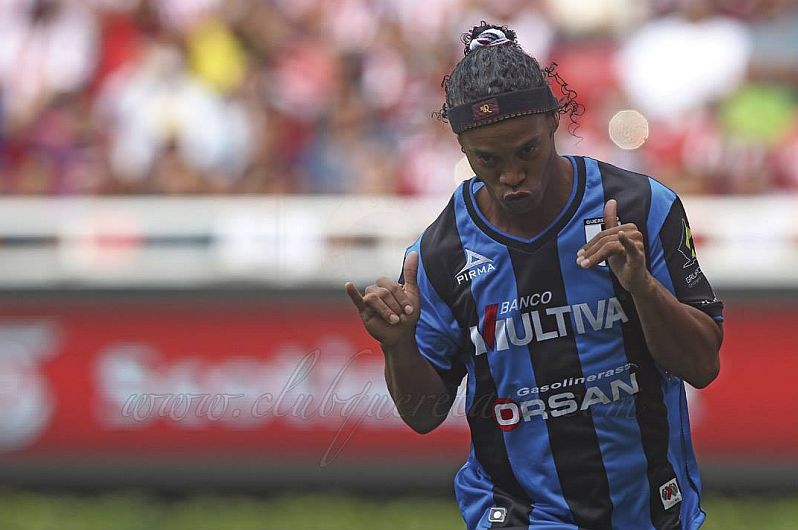 Ronaldinho marcó su primer gol a los 5 minutos del partido del Querétaro ante Las Chivas. (Facebook Querétaro)