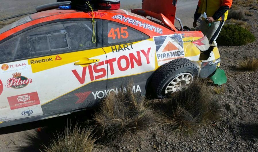 El auto de Mario Hart sufrió esta mañana un lamentable accidente en los Caminos del Inca. Se corría la segunda etapa (Arequipa-Puno-Cusco). (Firbas Group)