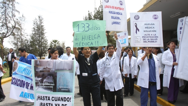 Médicos que continúen en huelga serían despedidos. (USI)