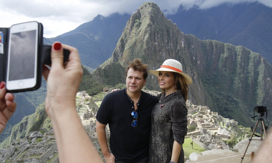 Gloria Trevi y su esposo, el empresario Armando Gómez, recorrieron hoy Machu Picchu. (Percy Hurtado/Andina)