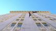 YouTube: Espectacular baile vertical sobre la pared de un edificio