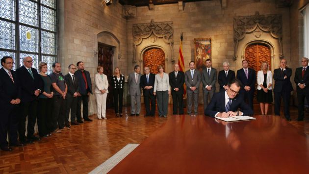 Artur Mas firmó decreto en Palacio de la Generalitat. (AFP/Euronews)