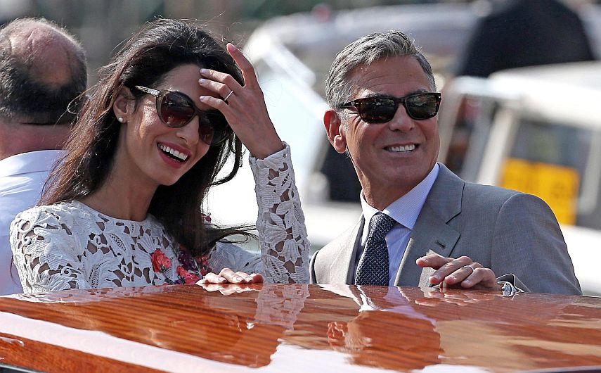 George Clooney y su esposa Amal Alamuddin almorzaron con familiares y amigos en Venecia. (EFE)
