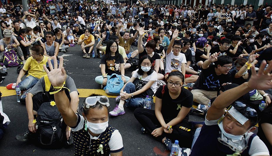 Miles de personas se siguen manifestando en el centro de Hong Kong en favor de la reforma de la ley electoral y una mayor democracia. (Reuters)