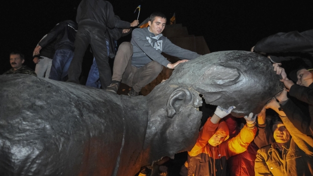 ADIÓS LENIN. Ultranacionalistas derribaron la estatua del ex líder soviético en la ciudad de Járkov. (Reuters)