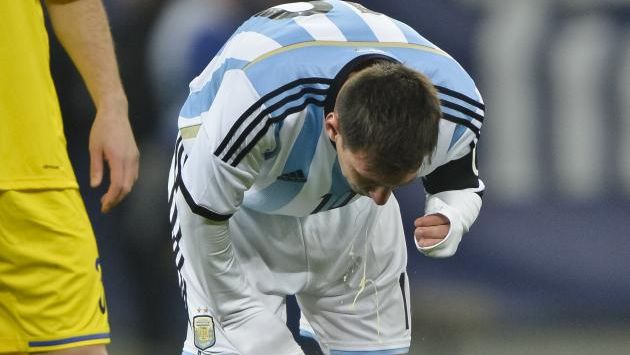 Especialista española explica por qué Lionel Messi vomita en la cancha. (AP)