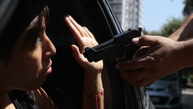 AL ACECHO.  Delincuente amenazó a mujer con una pistola. (Perú21)