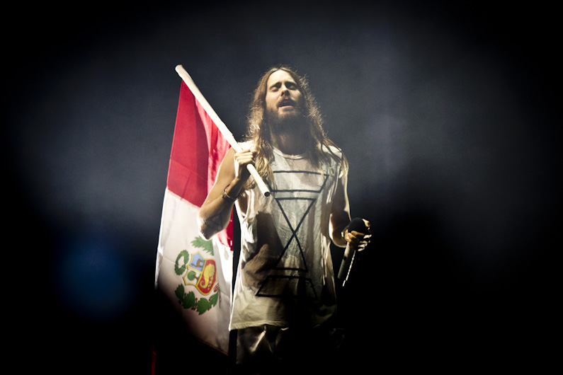 Con la bandera del Perú en la mano, Jared Leto dio gracias a nuestro país por la bienvenida. (Jessica Alva Piedra)