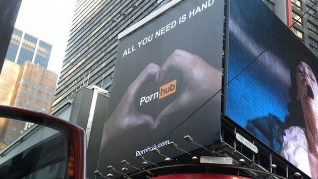 Panel de Pornhub en el Times Square de Nueva York, donde duró 48 horas antes de ser retirado. (Pornhub)