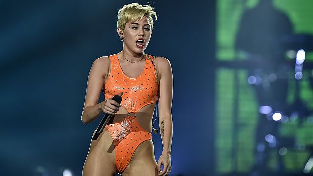Tras la caída, Miley solo atinó a sonreír. (AFP)