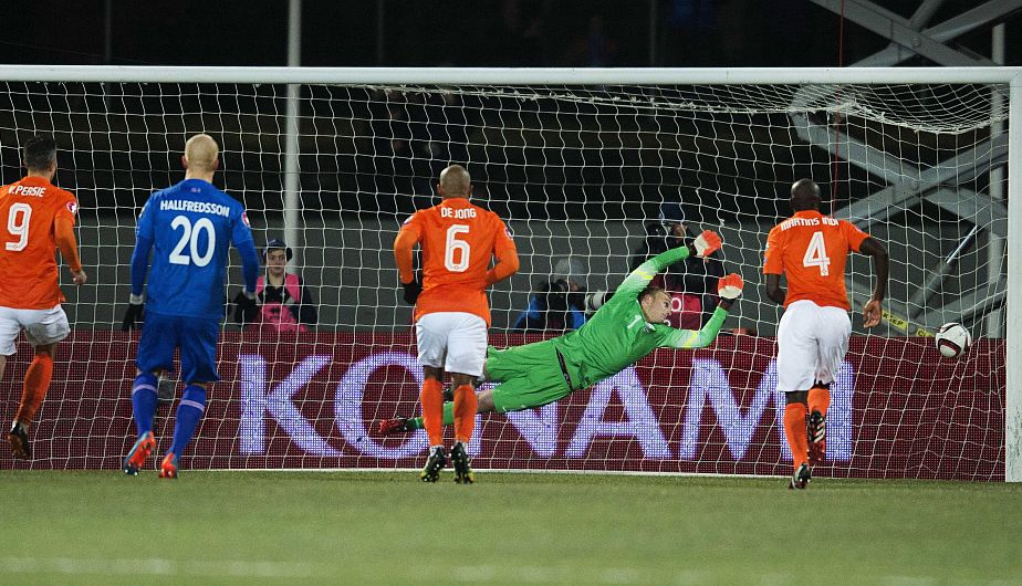 Holanda venció a Islandia por 2-0 en partido clasificatorio a la Eurocopa 2016. (EFE)