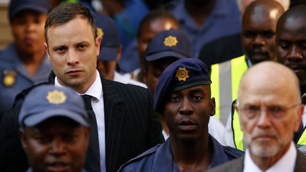 Peet van Zyl, representante de Oscar Pistorius, recomendó que no lo metan a prisión. (Reuters)