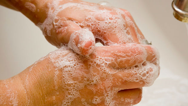 Lavarse las manos con agua y jabón puede llegar a evitar un sinnúmero de enfermedades. (Fuente: Wikipedia Creative Commons)