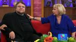 Guillermo del Toro y Cristina Saralegui rompieron un sillón en TV. (YouTube Univisión)