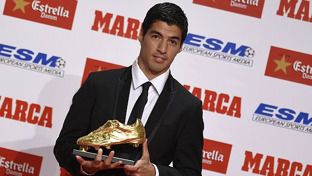 Luis Suárez recibió la Bota de Oro de la Europa League. (AFP)