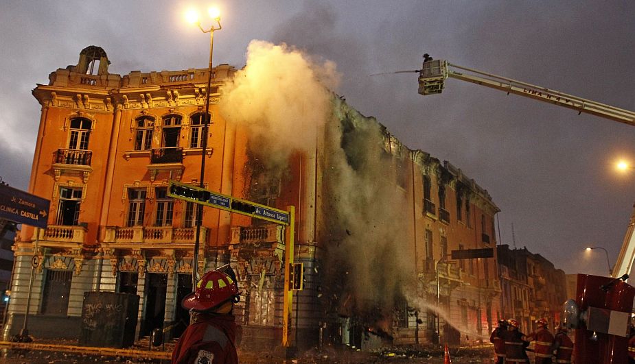 Fuego fue controlado en edificio de Plaza Dos de Mayo después de más de 3 horas de trabajo. (Andina/Juan Carlos Guzmán Negrini)