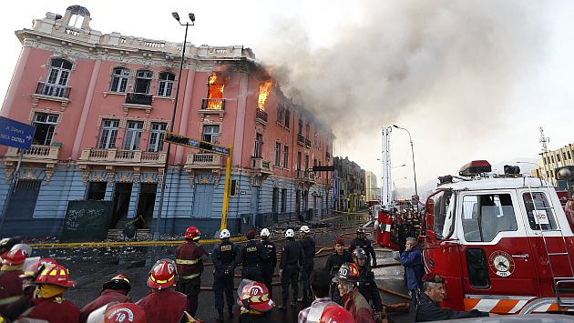 Plaza Dos de Mayo: Edificio que se incendió hoy tenía más de 80 años de antiguedad. (Luis Gonzales)