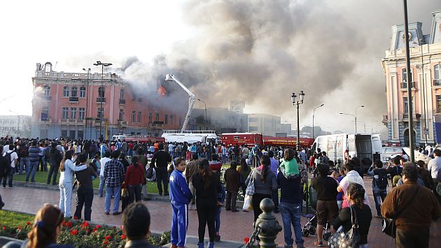 Plaza Dos de Mayo: 15 familias se vieron afectadas por incendio en edificio. (Luis Gonzales)