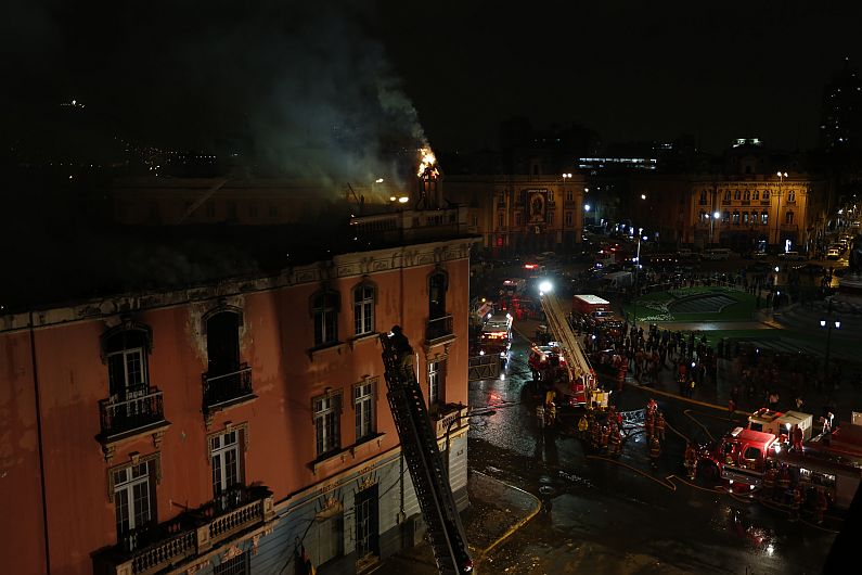 Un incendio consumió hoy la parte alta de un antiguo inmueble ubicado en la plaza Dos de Mayo. (César Fajardo/Perú21)